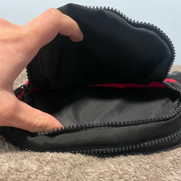 Nike Air Waist Bag: Elevate Your Essentials with a Sporty Style - Picture 4 of 4